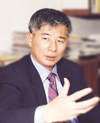 《照片人物 蔡文诚:「在国外先进大厂的挤压下,许多厂商为求竞争,必须接手较低阶或低成本业务并且销售,这种案子有时也会由代理商运用自身人脉执行。」》