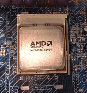 《圖一 技嘉攤位展示AMD Opteron CPU,晶片編號AM8100AV 》