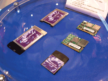 《圖五 廠商各類無線網卡,左側為PCMCIA/CardBus介面,右下為CF介面,右上兩款則為MiniPCI介面》