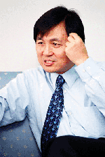 《封面人物 為了挖掘優秀人才,產業界提供優渥待遇條件等的“手段”幾乎可以說是無所不用其極,對電子所來說很難防止;而人才外流、研發團隊出走創立公司的問題,我想跟所長的領導風格並沒有太大的直接關係。》