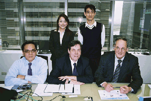 《圖一 (前排右)CSR CEO John S. Hodgson、(前排中)CSR亞洲區副總裁Matthew Phillips、(前排左)CSR亞太區業務總監許俊豐》