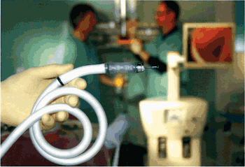 《圖三 STM Medizintechnik所製作之invendo C20大腸鏡系統的invendo SC20 (體積非常小,位於圖片左上方)。》