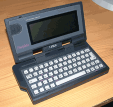 《圖三 1989年Atari推出的Atari Portfolio,Atari Portfolio可說是UMPC的前身鼻組,其使用的作業系統為MS-DOS,當時連Microsoft的Windows 3.0都尚未問世。》