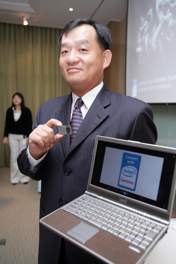 《圖三 Intel亞太區通訊產品行銷暨業務總監陳武宏與Wireless-N產品》