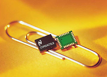 《圖二 美國國家半導體公司(National Semiconductor, NS)的COP8SAC家族微控器即有提供一次性燒錄用的EPROM型版本,圖為COP8SAC微控器與迴紋針的尺寸比較。(圖片來源:National.com)》