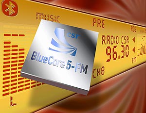 《圖三 BlueCore5-FM專為手機所設計,包括一個在-111 dBM熱雜訊層作業的FM接收器和CSR的EDR BlueCore射頻。BlueCore5-FM以單晶片方案提供加倍的功能性,而不佔用寶貴的電路板空間,同時類比元件數量和整體物料清單都比雙晶片方案來得精簡。》