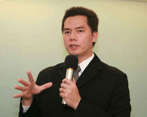 《圖一 資策會網多所環境感知與控制技術中心組長洪志宏指出,目前網多所正在以ZigBee聯盟認證的底層平台為基礎,研發整合SoC與感測器的WSN萬用模組。》