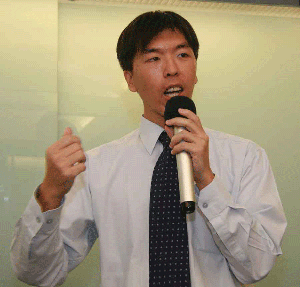 《圖二 禾伸堂(Holy Stone)消費元件事業群經理江玖霖表示,ZigBee的Cluster Library(ZCL)設計特性,可用類似程式庫的呼叫訊息、以堆疊方式組織起來,ZCL定義Clusters內容的屬性規範,藉此增加不同廠商設計方案的相容性。》