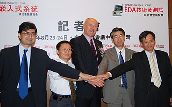 《图一 新思科技(Synopsys)总经理叶瑞斌(右一)、工研院系统芯片中心副主任马金沟(左二),以及台湾瑞萨(Renesas)技术总监石原晴次(右二)在开幕记者会发表对未来趋势的看法。》