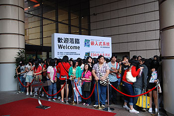 《图十二 展会开幕日正好遇上韩国偶像团体演唱会,于是大批的少女在展会门口排队,形成一幅有趣的画面。》