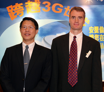 《图一 安捷伦电子量测事业群行动宽带部门市场营销经理Roger Nichols(右)、亚洲区无线通信市场营销经理张志铭》