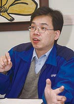 《圖五 台灣愛普生電子零件技術服務部經理殷之江表示,QMEMS技術最大的不同點就是使用石英為材料,是在石英上面做加工。》