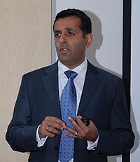 《图二 eASIC总裁暨执行长Ronnie Vasishta表示,目前芯片设计已陷入了一个两难的局面。》
