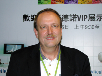 《圖一 ADI先進電視部門總監Bill Bucklen說明,隨著數位化的革命以及HDTV技術的興起,消費者對於家庭娛樂裝置的期望也有了相當大的改變。》