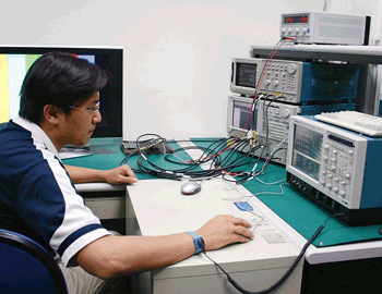 《圖四 百佳泰測試工程師正在進行HDMI相容性測試》