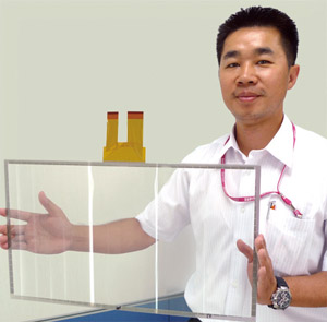 《圖一 彭國龍協理,手持該公司23吋多點電阻式觸控面板(圖片來源:歐敏銓)》