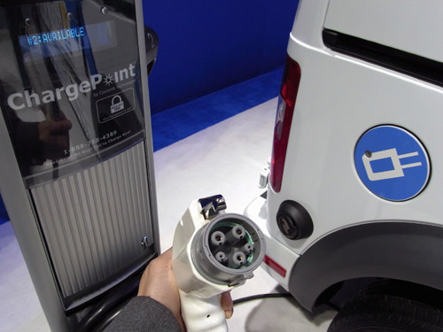 《圖一 CES 2011展會上廠商也展示電動車充電站設備 攝影:柳林緯》