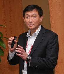 《圖一 金宇杰說,MCU市場瞬息萬變,推出非對稱雙核心MCU,就是要領先對手,才有勝出的可能。》