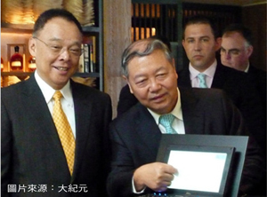 《圖三 廣達電腦副董事長暨總經理梁次震(前右)與3M台灣子公司總經理趙台生(左)共同宣布雙方合作開發新一代觸控技術。》