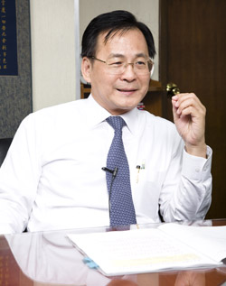 《圖二 經濟部次長黃重球就明白指出,「台灣電子產業主要是商業模式的問題」。》