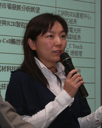 《圖四黃淑娟:材料技術需要時間改進,相較於ITO,其他替代技術仍需努力。》