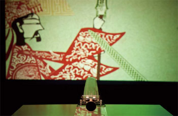 圖一 : 劍舞楚天--越王句踐劍展中的互動,讓參展的人可以真正摸到寶劍,而不是僅止於在玻璃櫥窗內觀賞。(國立臺灣博物館)