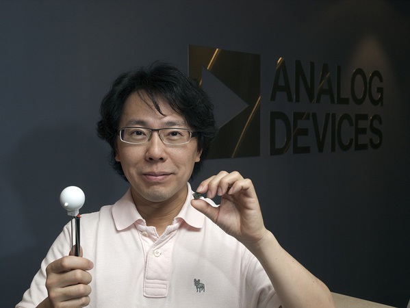 圖一 : ADI消費性手持產品亞洲區市場開發經理吳彥彬手上拿的,正是ADI最頂尖的MEMS陀螺儀,與內嵌陀螺儀的球體。