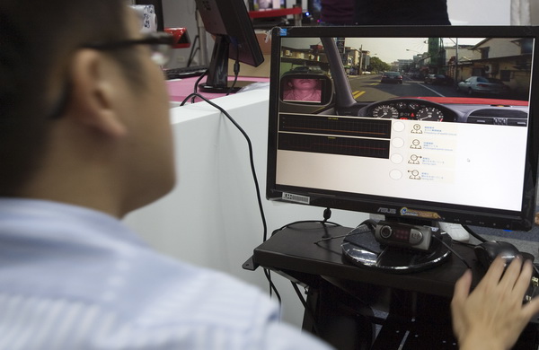 圖一 : 除了醫療輔具,眼控系統也可發揮創意設計。例如圖中的行車打瞌睡預警系統,或者眼動門鎖等,都是創意十足的新點子。
