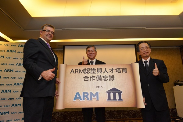 圖六 : ARM市場開發與行銷執行副總裁Ian Drew(左一)認為,雲端運算以及Big Data為未來發展重點。