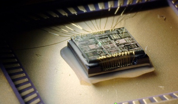 圖一 : 典型的MEMS 產品是由兩個IC組成的SIP元件,其中第一個IC檢測目標參數,並將其轉換成等效電容,而第二個IC則將等效電容轉換成電壓或I2C數位訊號。(圖片來源:ST)