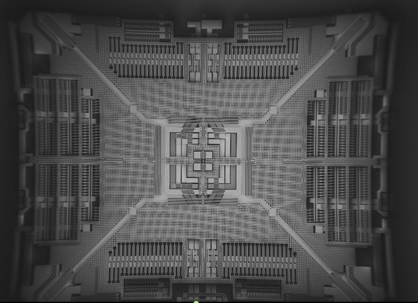 圖二 : 三軸陀螺儀運用一個感測器結構檢測目錄物體在三個正交軸上的運動,從而消除了軸間相互干擾,提高了檢測精度,同時時間和溫度輸出穩定性十分出色。(圖片來源:ST)