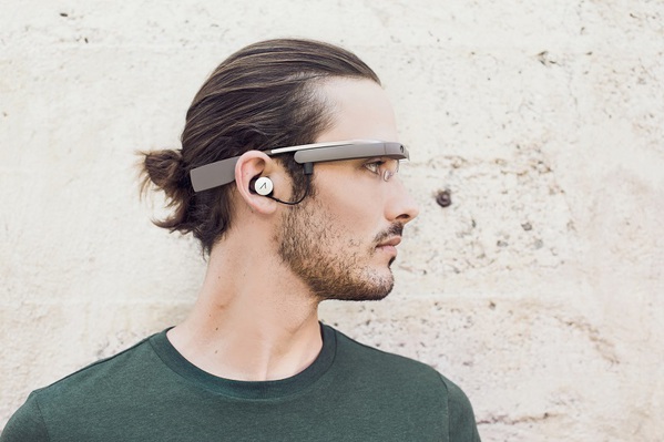 圖二 : Google Glass打破傳統螢幕的顯示方式改由以投影的模式顯示。(圖/i1.wp.com)