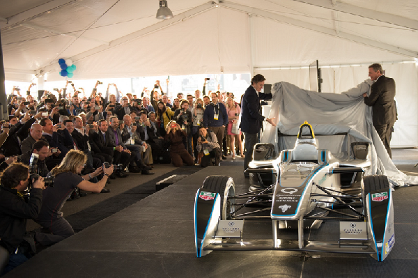 圖五 : 美國高通公司董事長暨執行長Paul Jacobs攜手Formula E 基金會 CEO Alejondro Agog為Formula E賽車揭幕,動作如此之大,顯示該公司轉型行動已經開始(Source:高通)