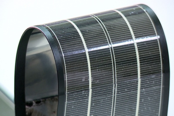 圖一 : 薄膜型太陽電池具備可撓曲、可折疊等特性,適用範圍更為廣泛。