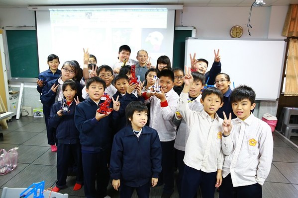 圖1 : 在連宏城的努力下,以開放硬體為架構的機器人在國小教育領域已經有初步的進展。(Source:行動創客學院執行長連宏城)