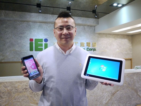 圖2 : 威強電行銷業務處產品經理部處長余柏宏表示,與其他工業電腦廠商不同的是,威強電行動裝置應用端,與該集團的威聯通(QNAP)合作,提供軟硬兼具的整體解決方案。(攝影/SmartAuto)