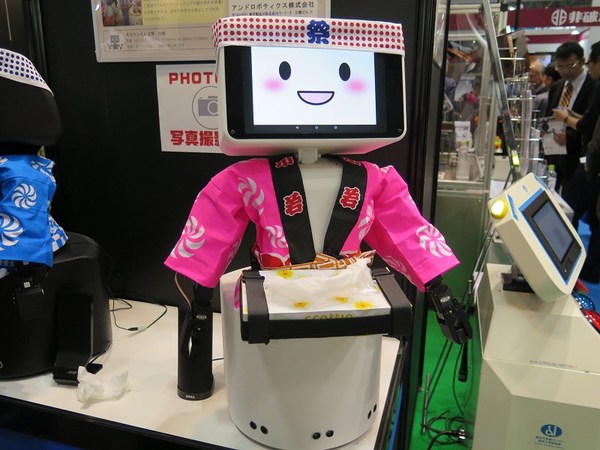 图5 : 在日本去年12月iREX展出的服务型机器人Mosupenkun,可以协助店家发放试用品、市场调查、聊天等功能。