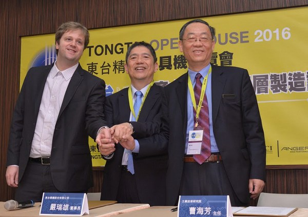 圖1 : 東台集團董事長嚴瑞雄(中)與工研院南分院雷射與積層製造科技中心曹芳海(右)、全球3D列印軟體廠商比利時Materialise(左)三方共同簽署金屬積層製造軟體共同開發合作備忘錄。(攝影:陳念舜)