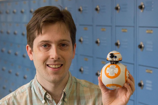 圖2 : TI工程師Mark Smiley用樂高打造星際大戰BB-8可愛機器人