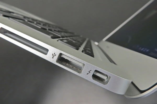 圖一 : Type-C若要取代現有iPhone、iPad所用的Lightning接頭恐怕也有困難。(Source:Wikipedia)
