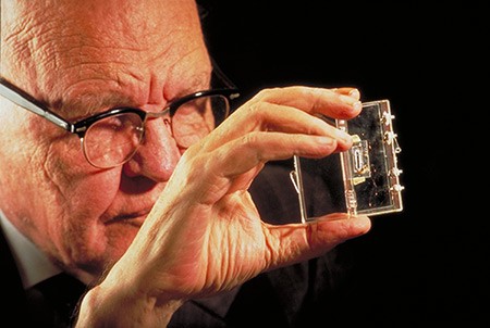 圖一 : Jack Kilby於1958年向全世界展示了第一顆能夠正常運行的積體電路(Source:Texas Instruments)