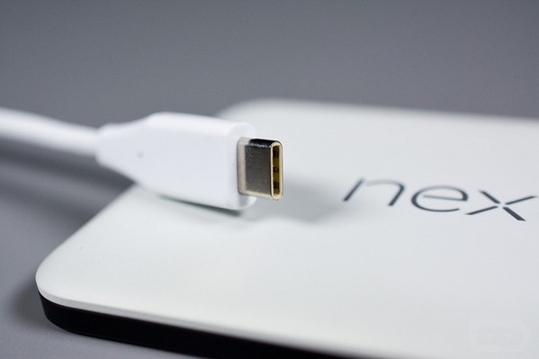 圖一 : USB Type-C連接頭,介面尺寸為8.4 mm x 2.6 mm,僅比一般手機的micro-USB略大。