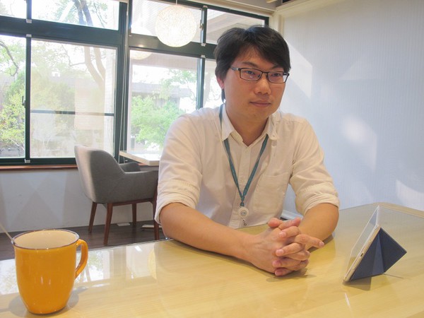 圖二 : 工研院IEK專案經理侯鈞元解釋光場顯示技術的成像原理。(攝影∕廖家宜)