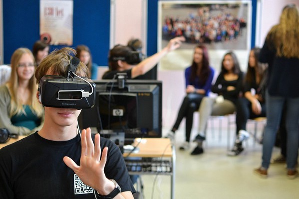 圖三 : 在VR開發技能的教育上,很適合透過畢業作品的VR化、個人求職履歷的VR化等學生所切身的點點滴滴中,把VR內化成為學生觀察和關懷世界的心靈元素。(Source:Aurosys Solutions)