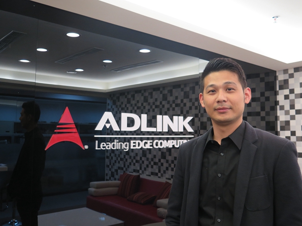 圖一 : 凌華科技醫療與娛樂資訊智能工業事業處市場開發經理楊家瑋指出,EtherCAT可協助製造業者降低成本、提升產能。(攝影/王明德)