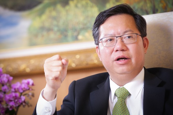 图一 : 郑文灿认为,现在智慧化成为主流,包括他在内的首长,都必须比以往更积极接触更多的IT知识。(摄影/林鼎皓)