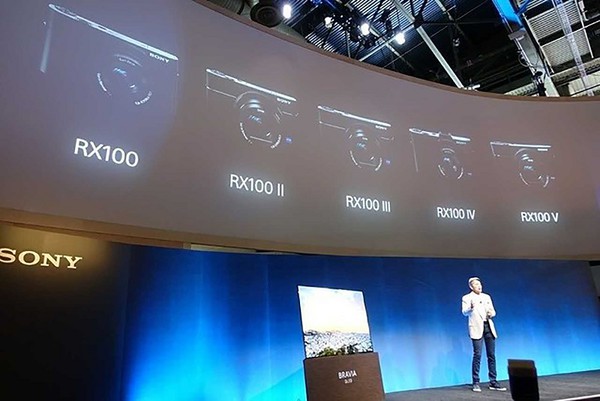 圖4 : SONY利用了Micro LED顯示技術將顯示器開發成大型電視牆的型態,並命名為CLEDIS。