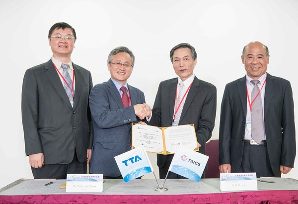 图1 : 在「TAICS年度标准论坛」中,理事长曾锵声於论坛中与韩国电信技术协会(TTA)主席Park Jaemoon签署合作备忘录。