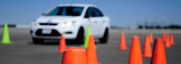 图1 : 近年汽车制造商道路测试次数增加,自驾卡车与巴士以Daimler进展最快;小客车则以Audi领先。(source: AAA.com)