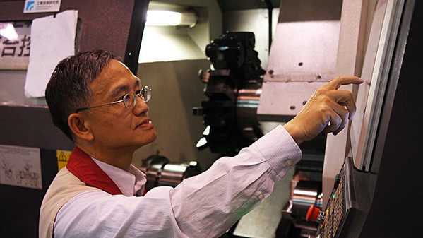 圖2 : 工業技術研究院智慧機械科技中心智慧機械技術組組長孫金柱執行CNC切削實機操控。(攝影/王景新)
